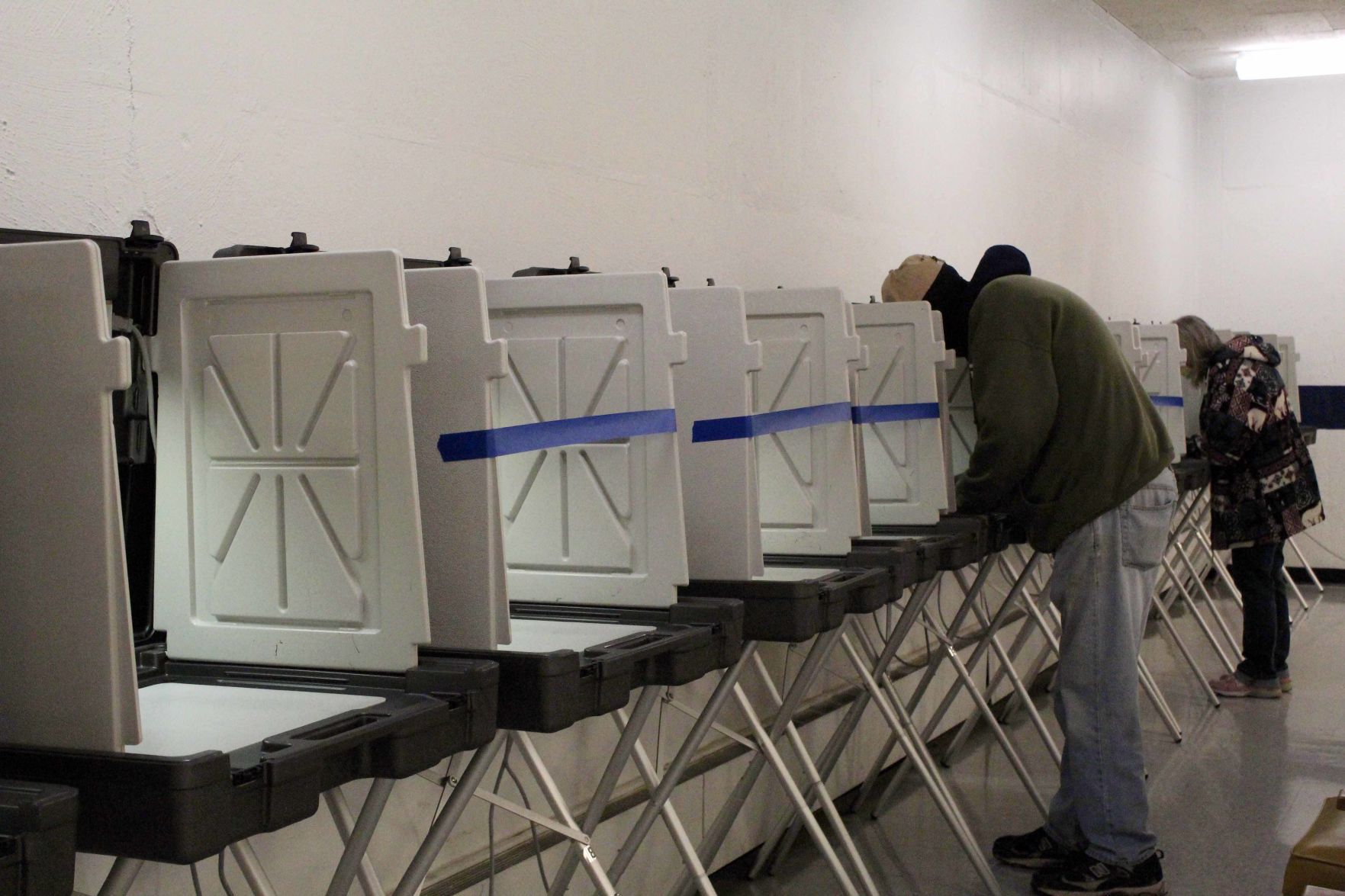 Reedsburg polls six feet apart